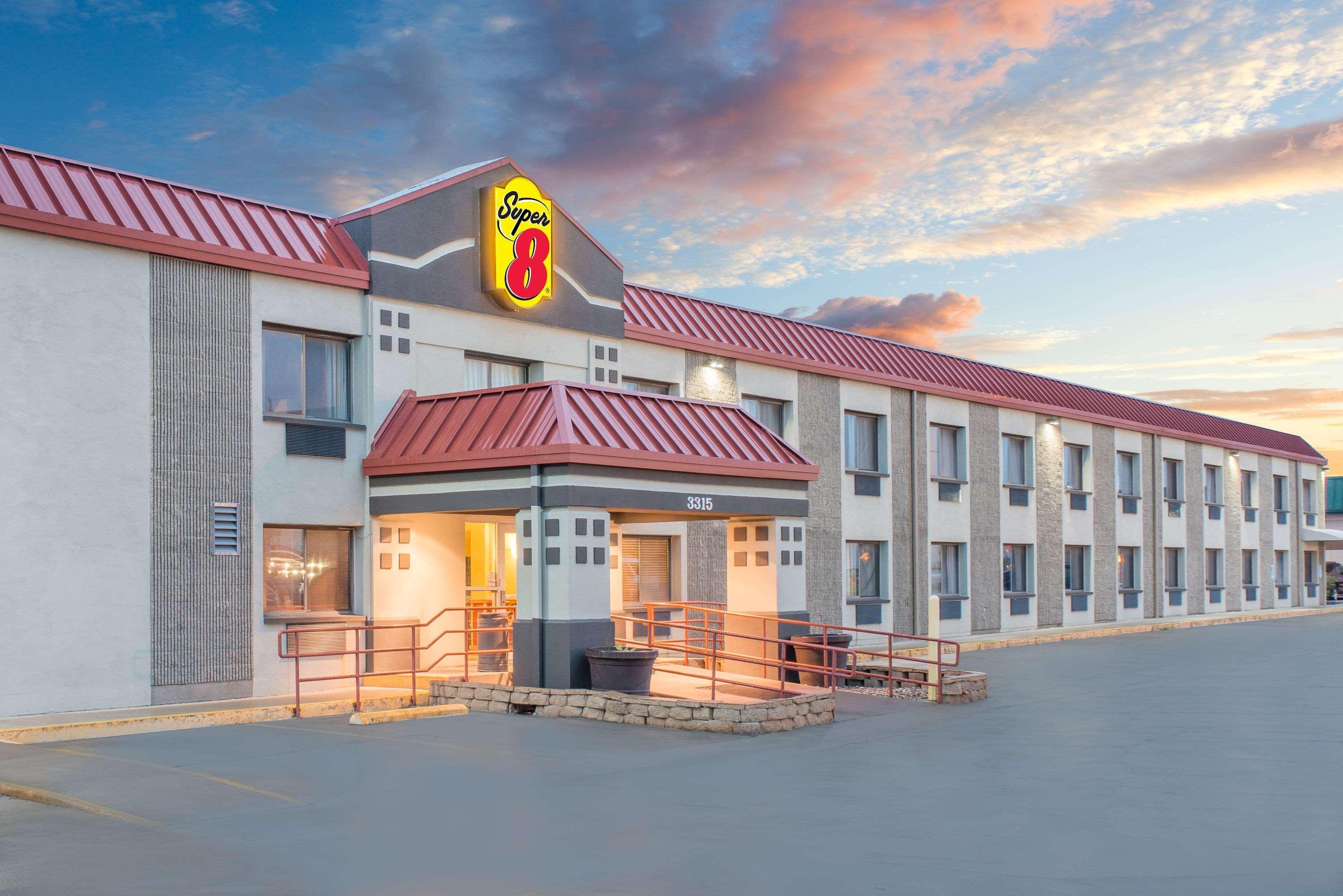 Super 8 By Wyndham Marshalltown Екстер'єр фото
